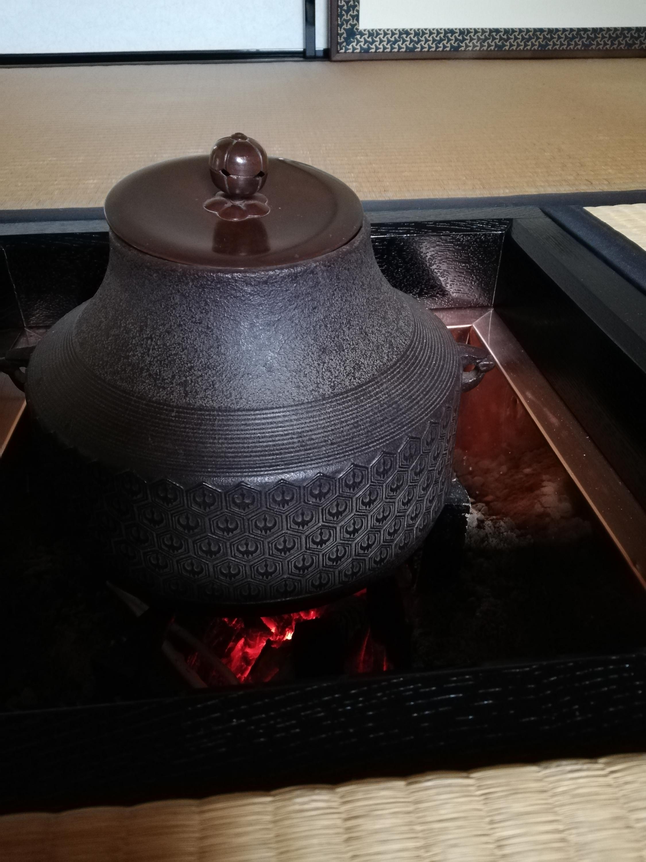 風炉と炉はお炭の大きさが異なり、見える景色も異なります。季節を感じるときでもあります。